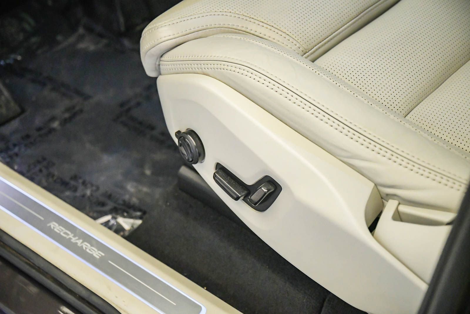 Certified 2023 Volvo XC90 T8 Ultimate w/ Protection Package Premier AWD/4WD image 26