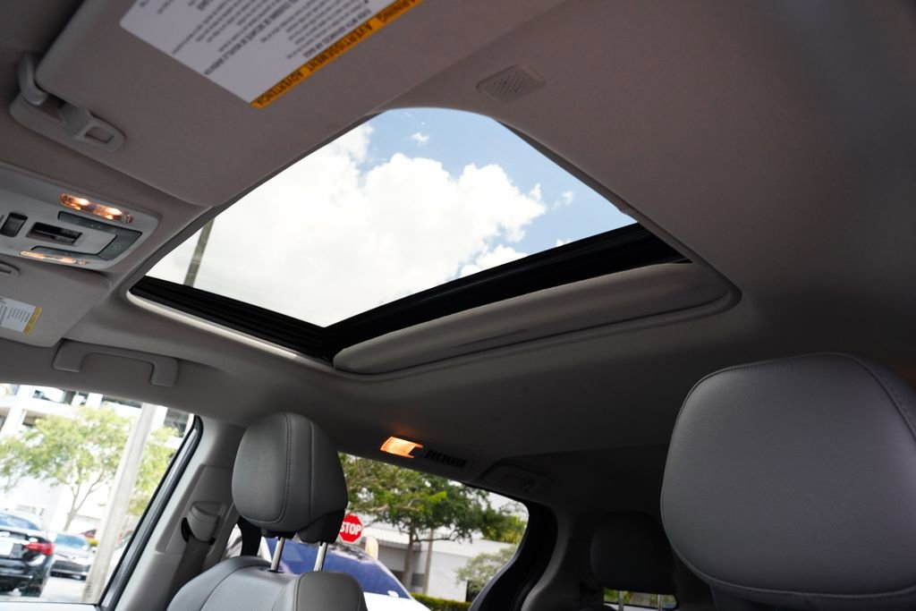Used 2024 Toyota Sienna XLE FWD image 5