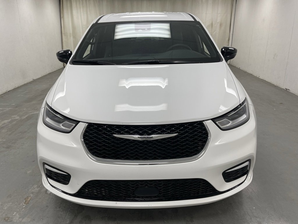 Used 2025 Chrysler Pacifica Select image 9