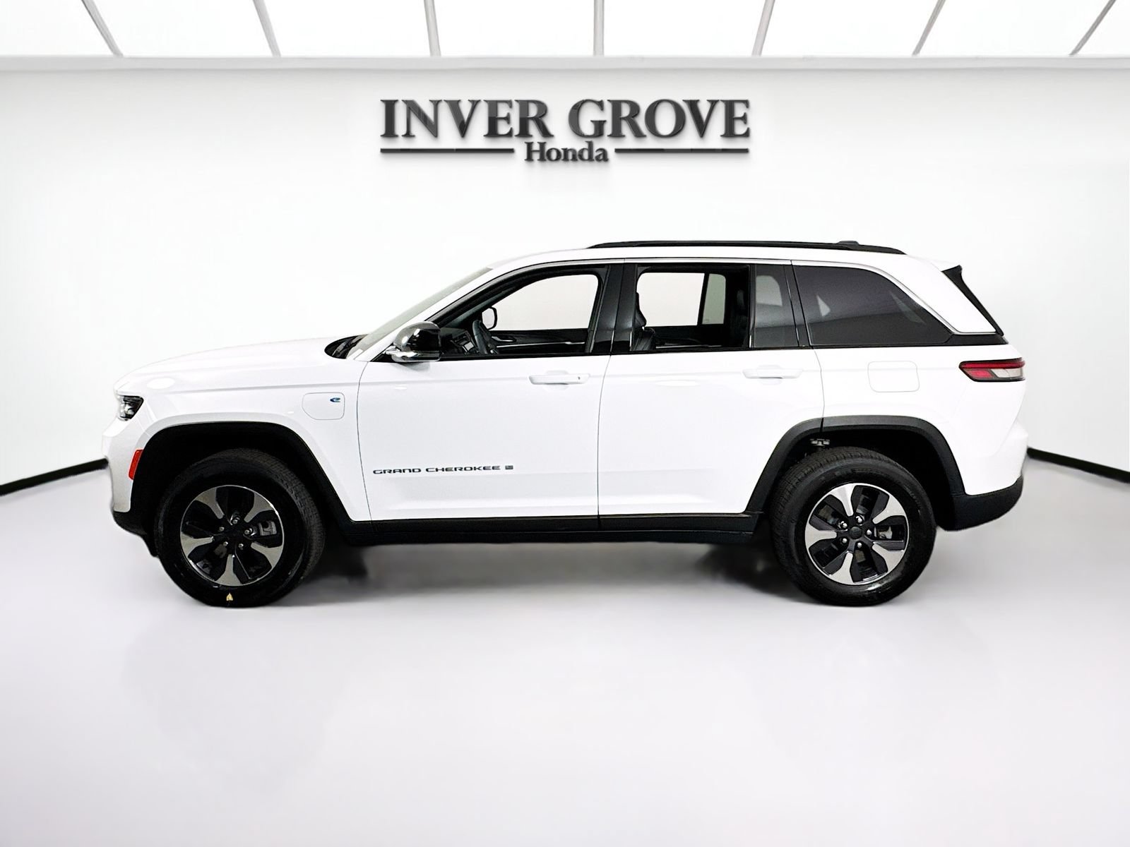 Used 2025 Jeep Grand Cherokee Limited 4xe AWD/4WD image 8