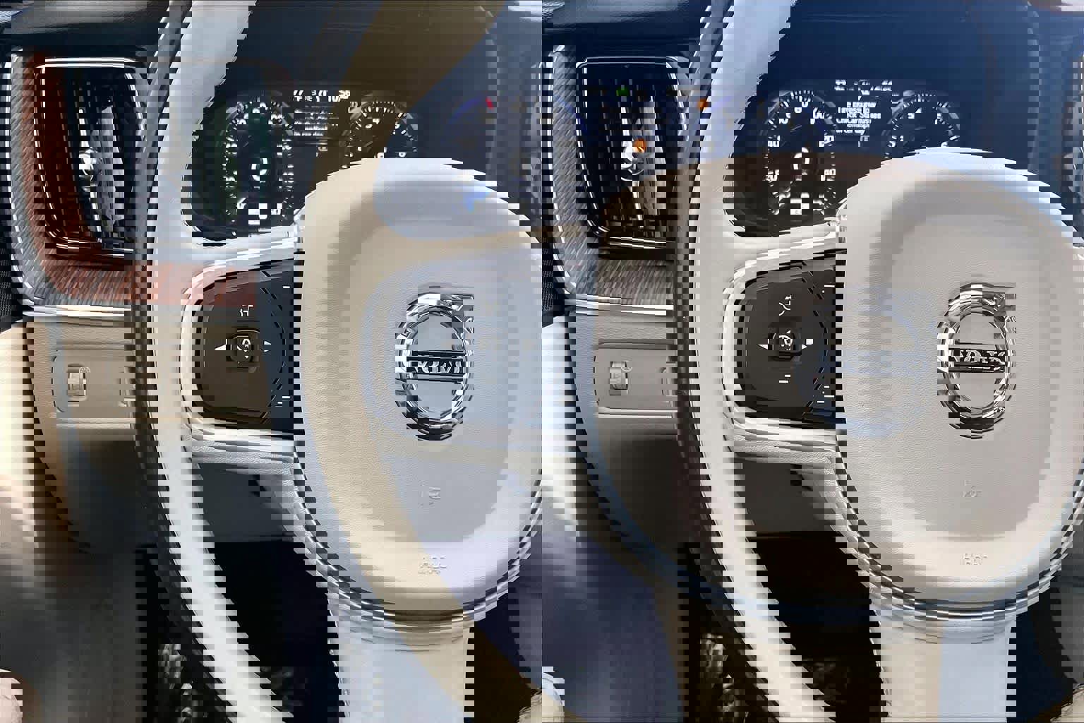 Used 2021 Volvo XC60 T6 Momentum image 24