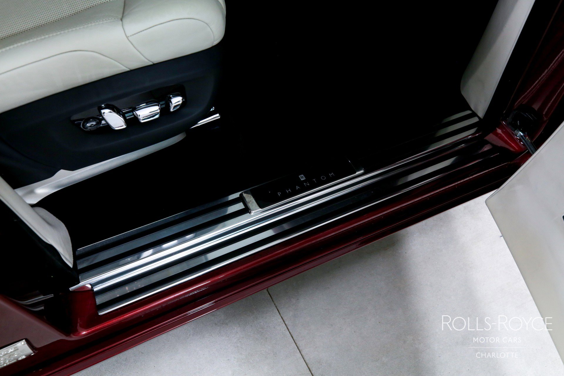 Used 2019 Rolls-Royce Phantom Sedan image 37