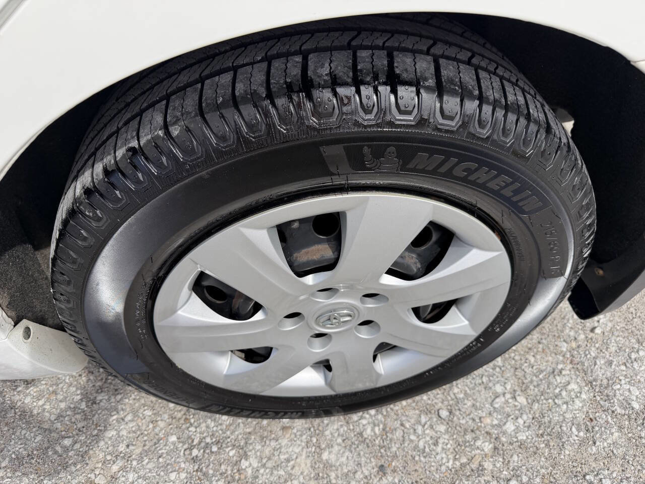 Used 2010 Toyota Camry LE image 10