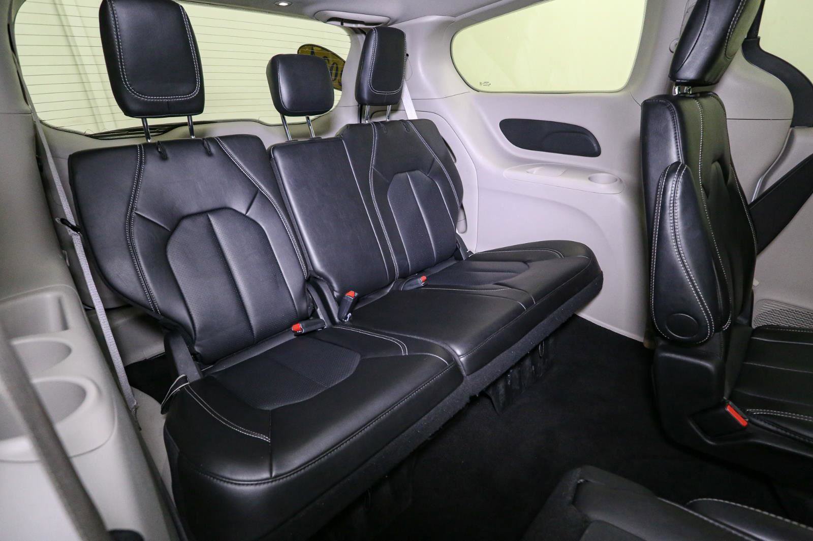 Used 2024 Chrysler Pacifica Touring-L image 21