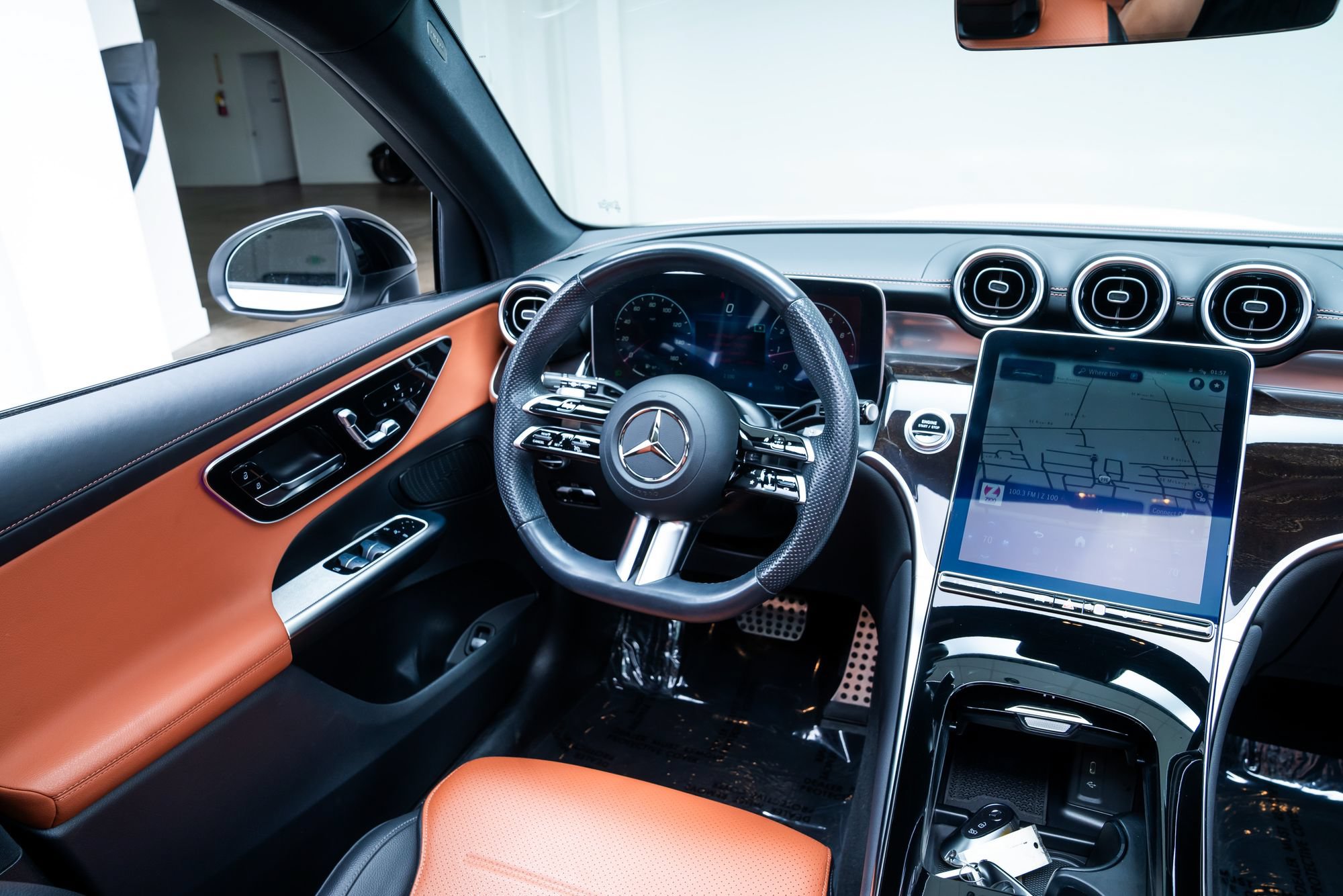 Used 2023 Mercedes-Benz GLC 300 4MATIC w/ AMG Line image 10