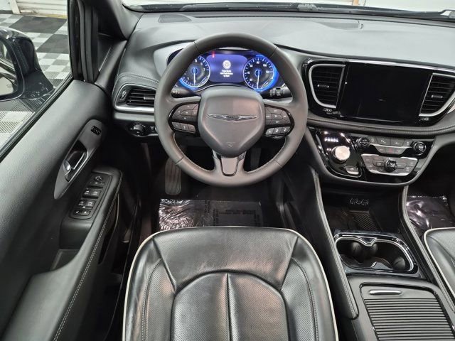 Used 2025 Chrysler Pacifica Limited FWD image 12