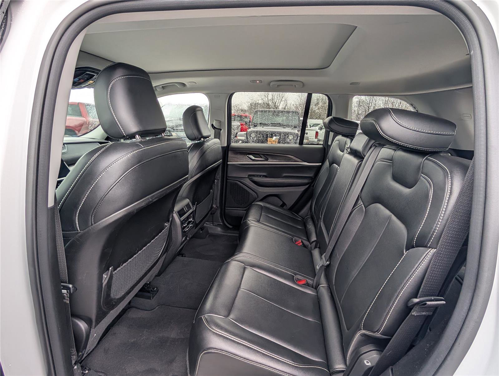 Used 2024 Jeep Grand Cherokee Limited image 13