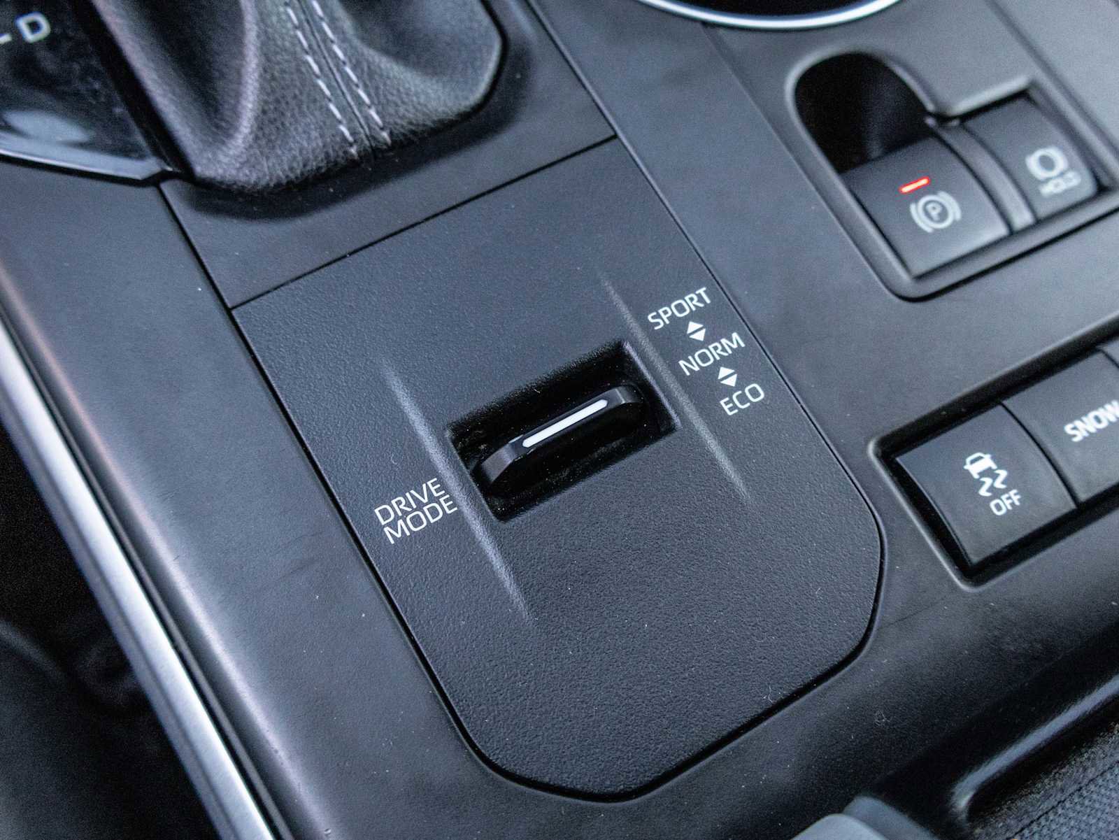 Used 2022 Toyota Highlander LE FWD image 28