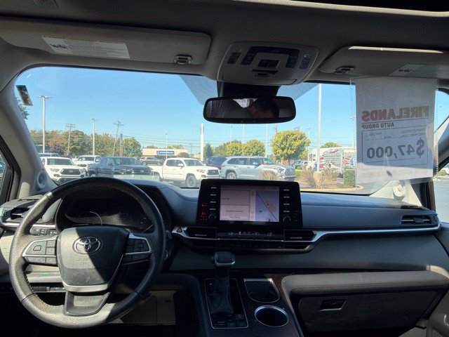 Used 2023 Toyota Sienna XLE w/ XLE Plus Package FWD image 12