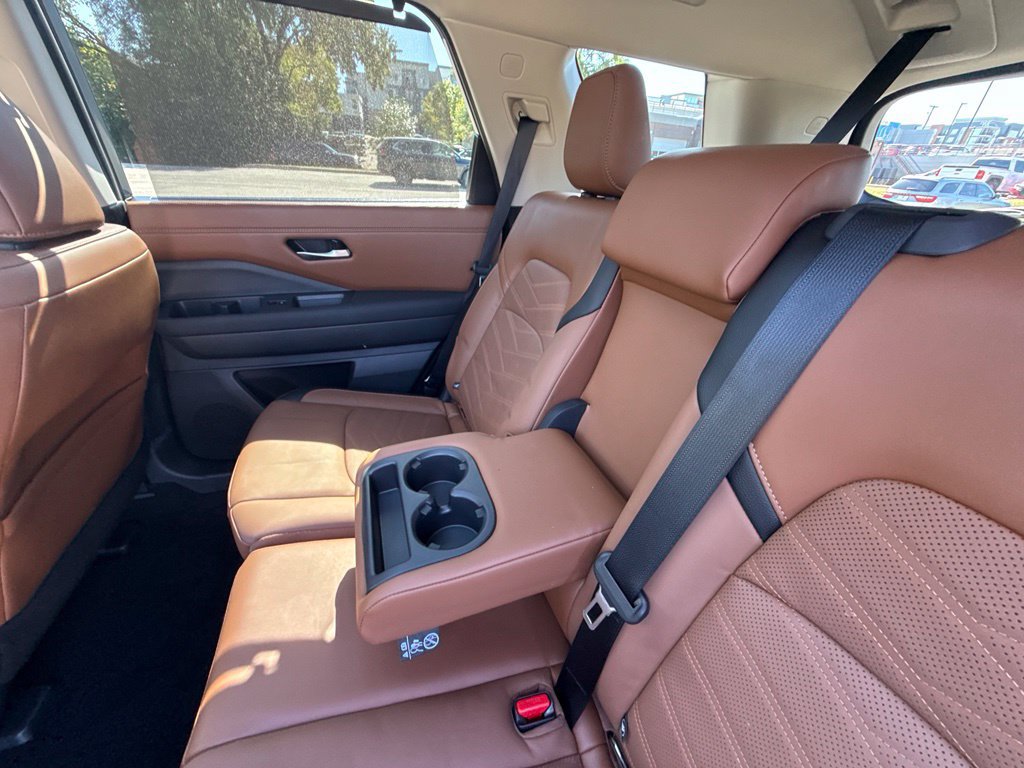Used 2025 Nissan Pathfinder Platinum w/ Cargo Package AWD/4WD image 31