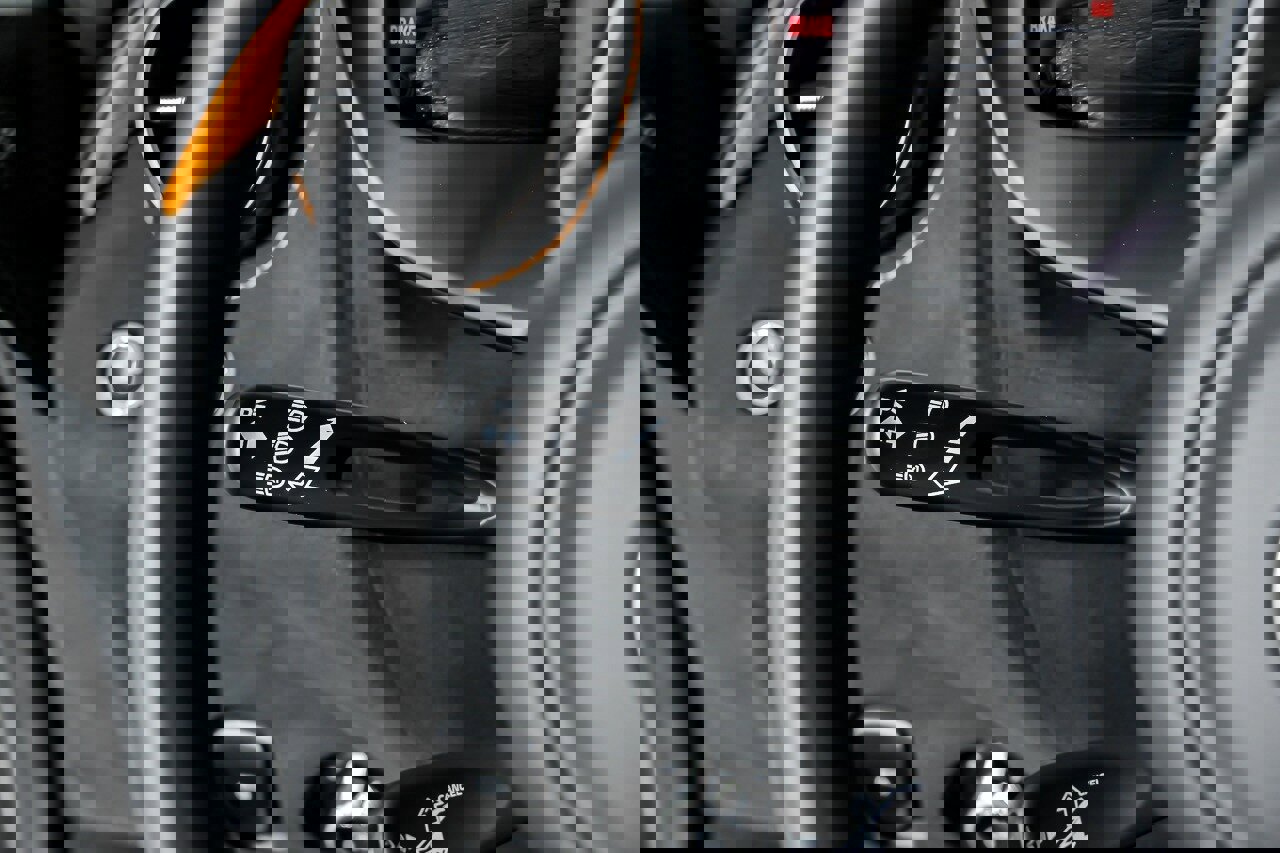 Used 2024 McLaren 750S Spider RWD image 28