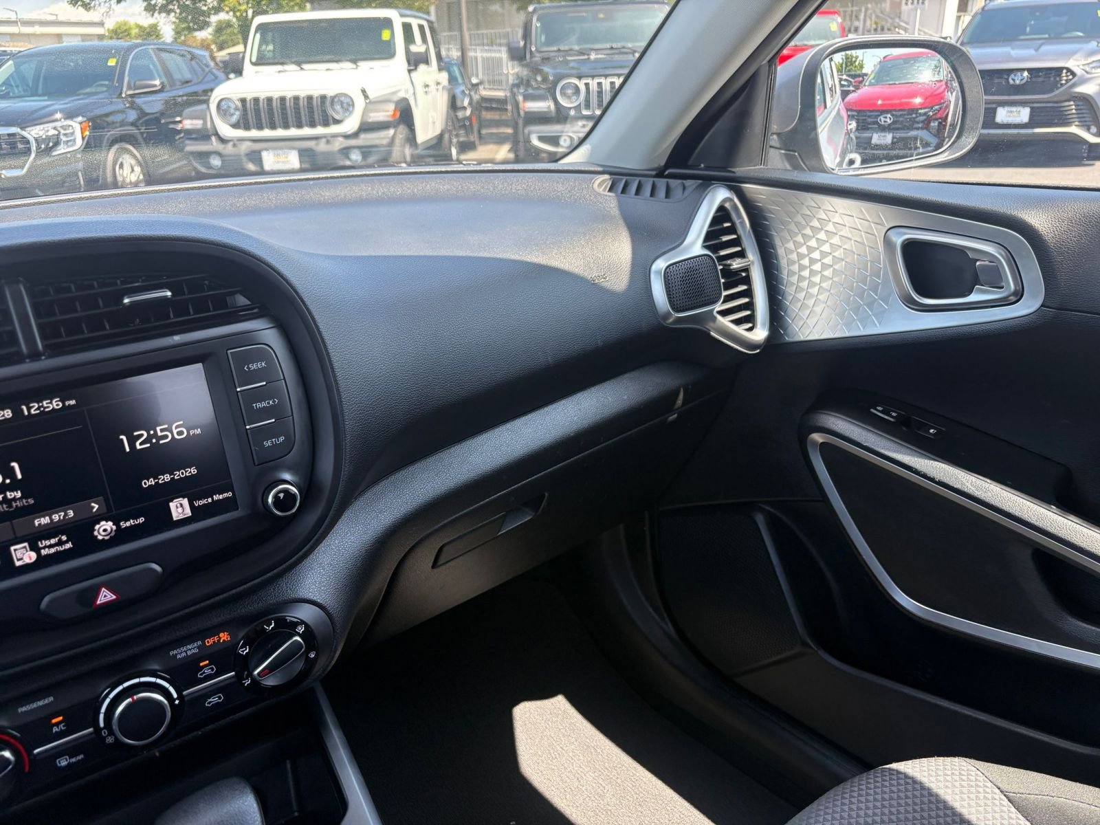 Used 2025 Kia Soul LX w/ LX Technology Package FWD image 33