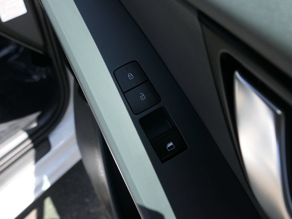 Used 2024 Kia Niro EX Touring FWD image 26