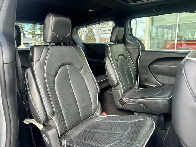 Used 2025 Chrysler Pacifica Limited FWD image 19