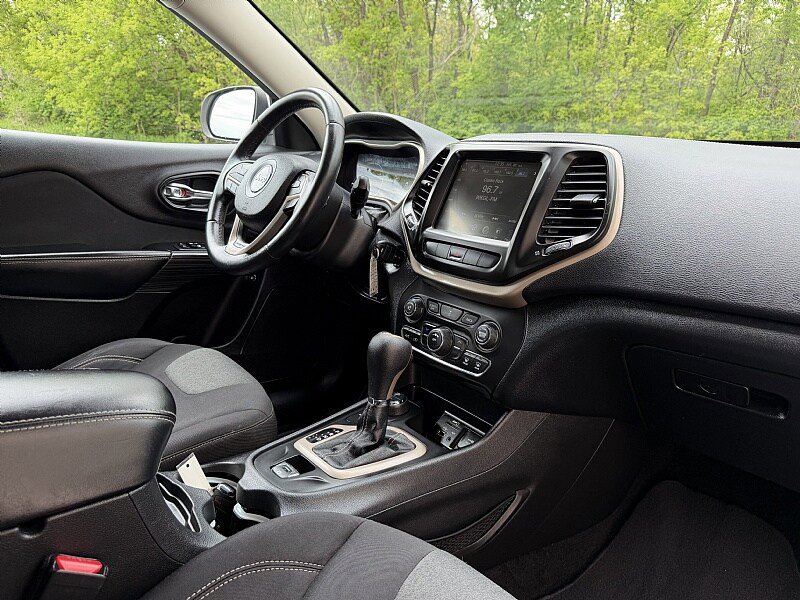 Used 2014 Jeep Cherokee Latitude AWD/4WD image 18