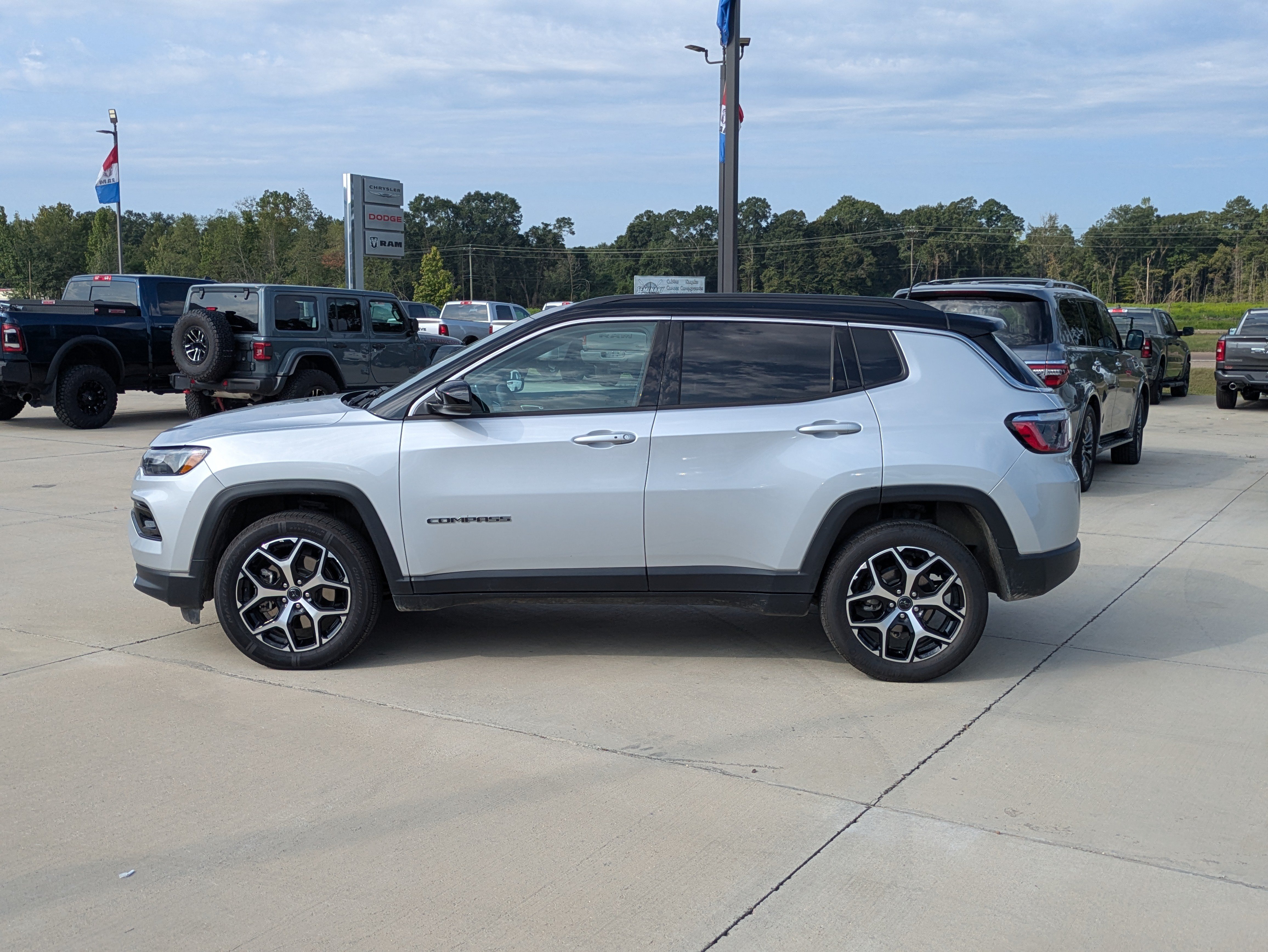 Used 2025 Jeep Compass Limited AWD/4WD image 5