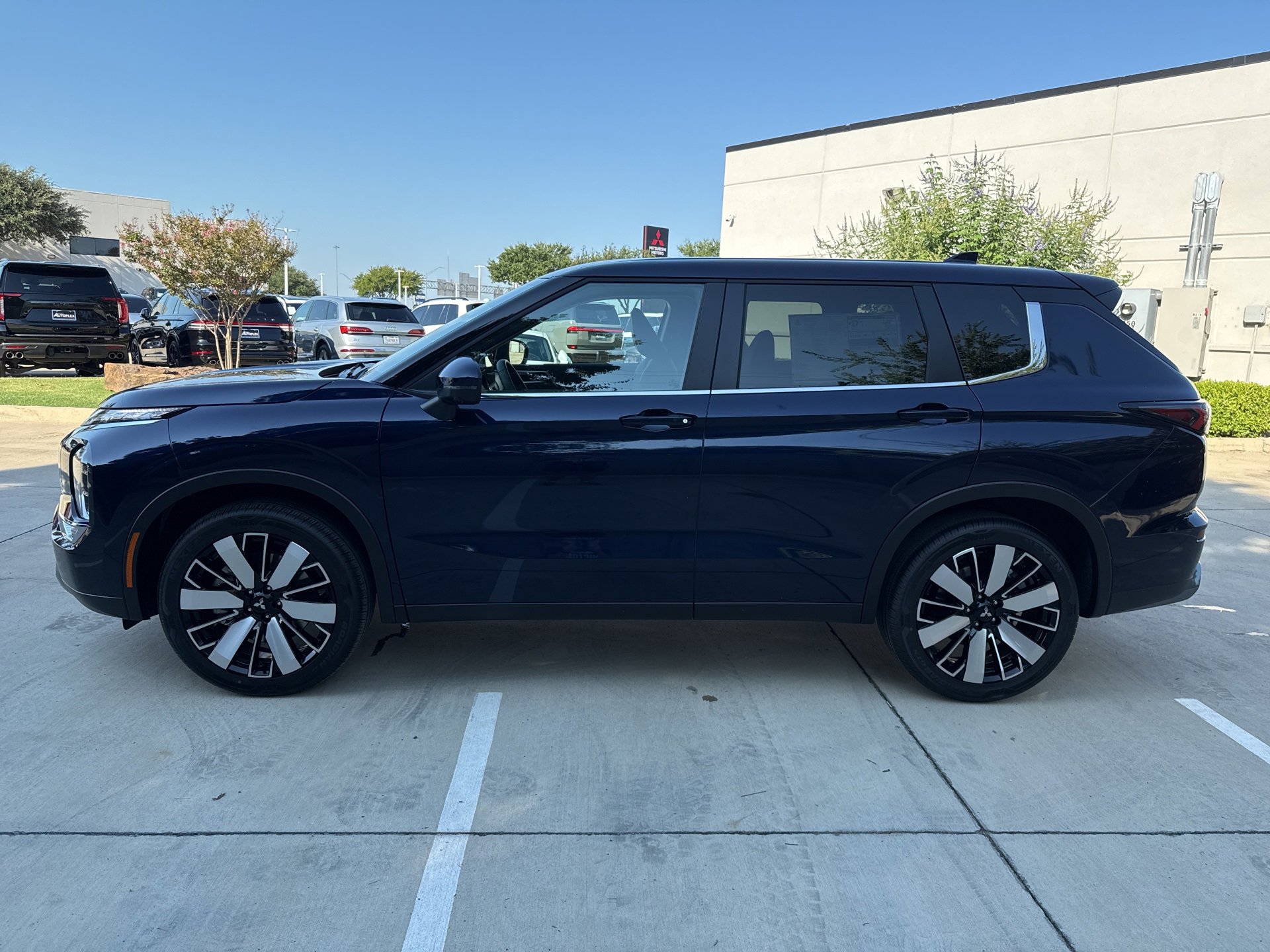 New 2025 Mitsubishi Outlander SE image 4