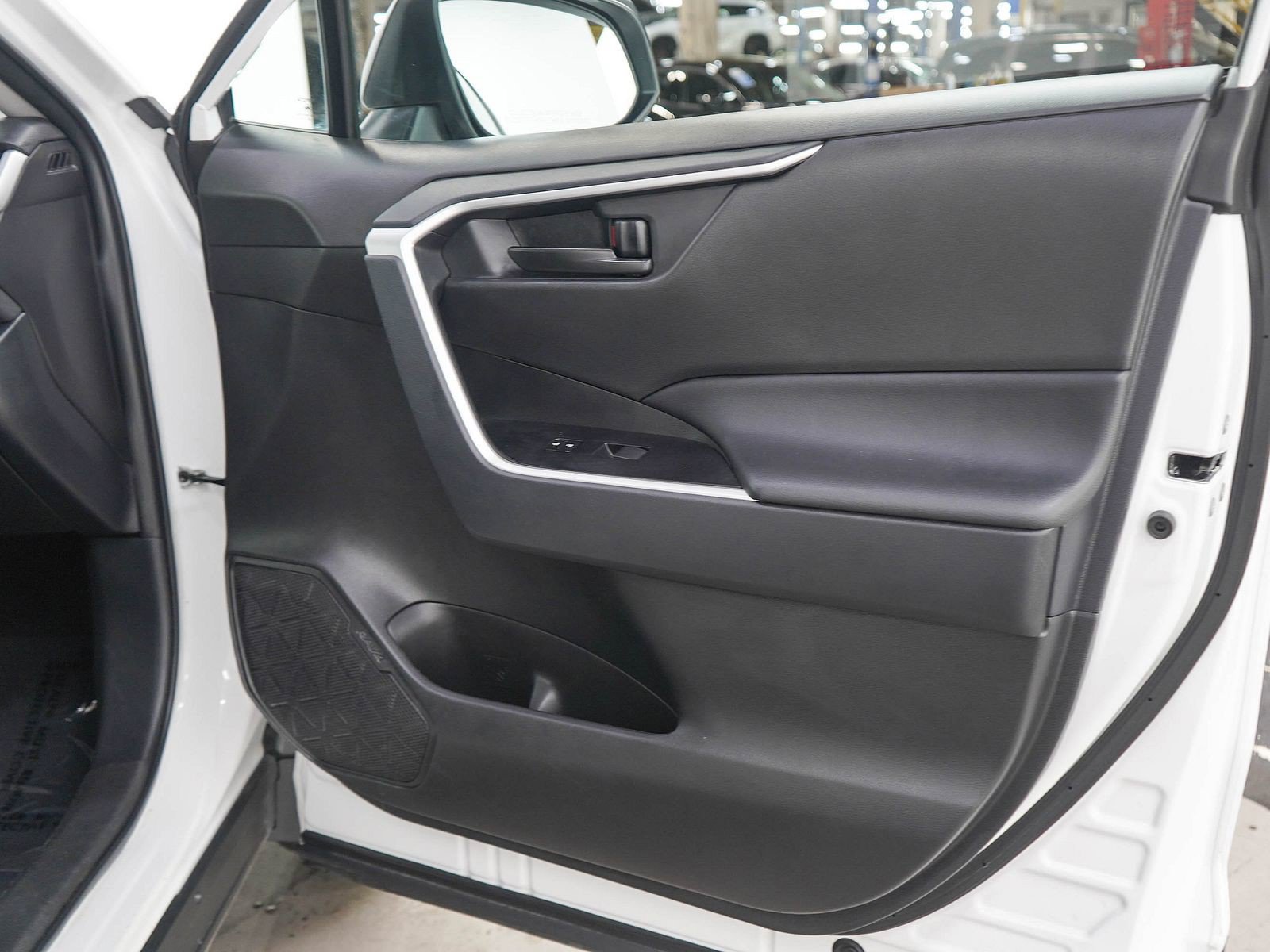 Used 2025 Toyota RAV4 LE AWD/4WD image 9