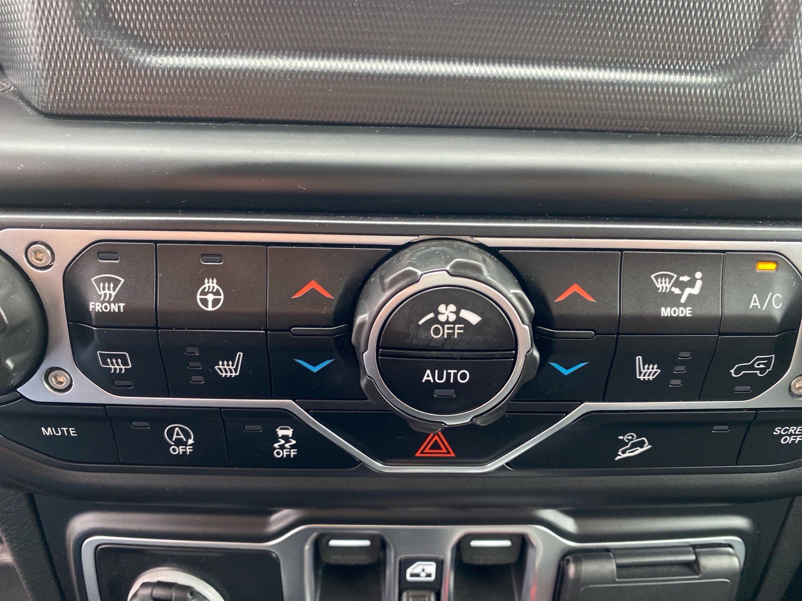 Used 2020 Jeep Wrangler Unlimited Sahara w/ Cold Weather Group image 14