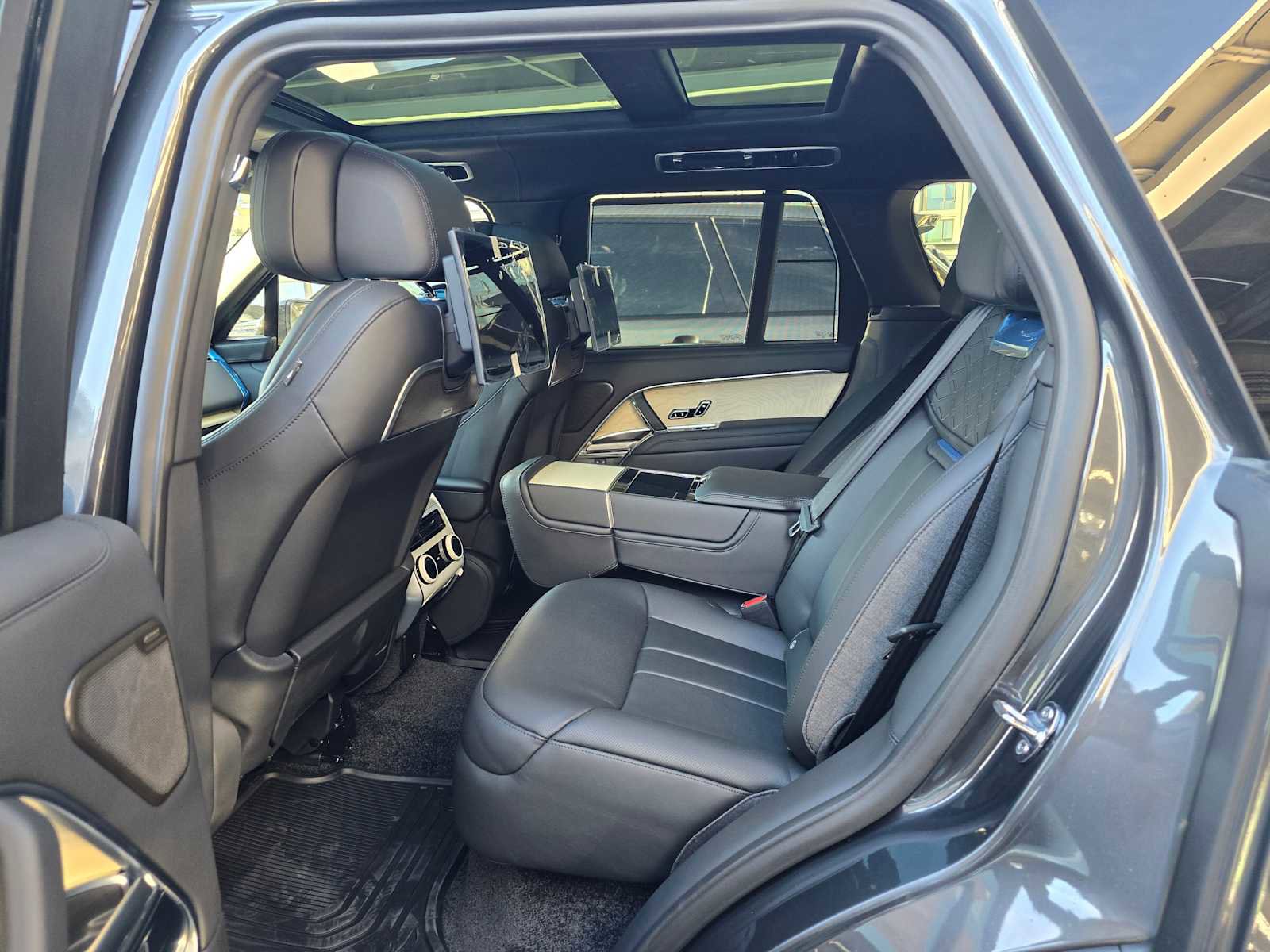 New 2025 Land Rover Range Rover SV image 18