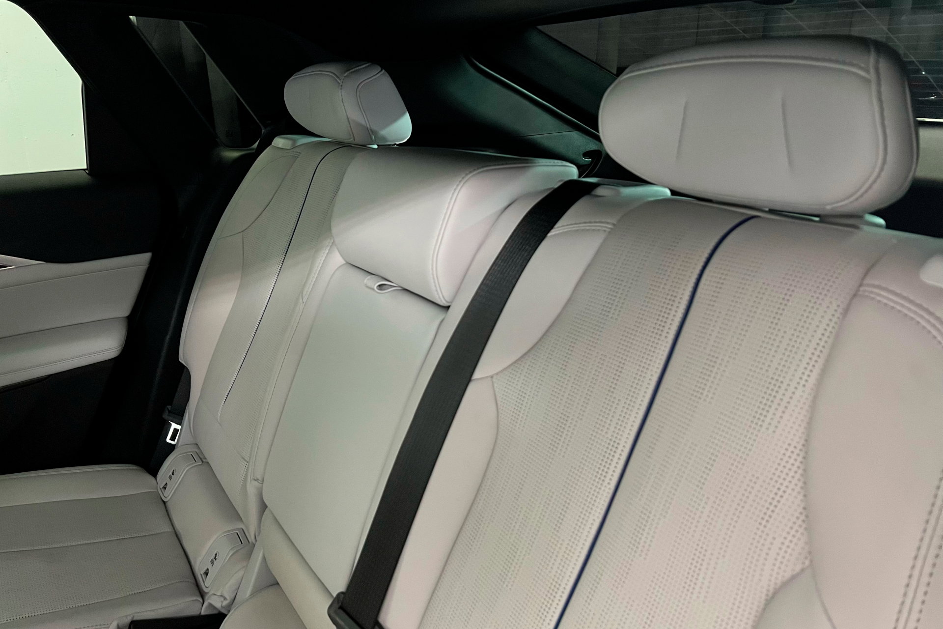 New 2025 Cadillac Lyriq Sport w/ LPO, Floor Liner Package AWD/4WD image 21