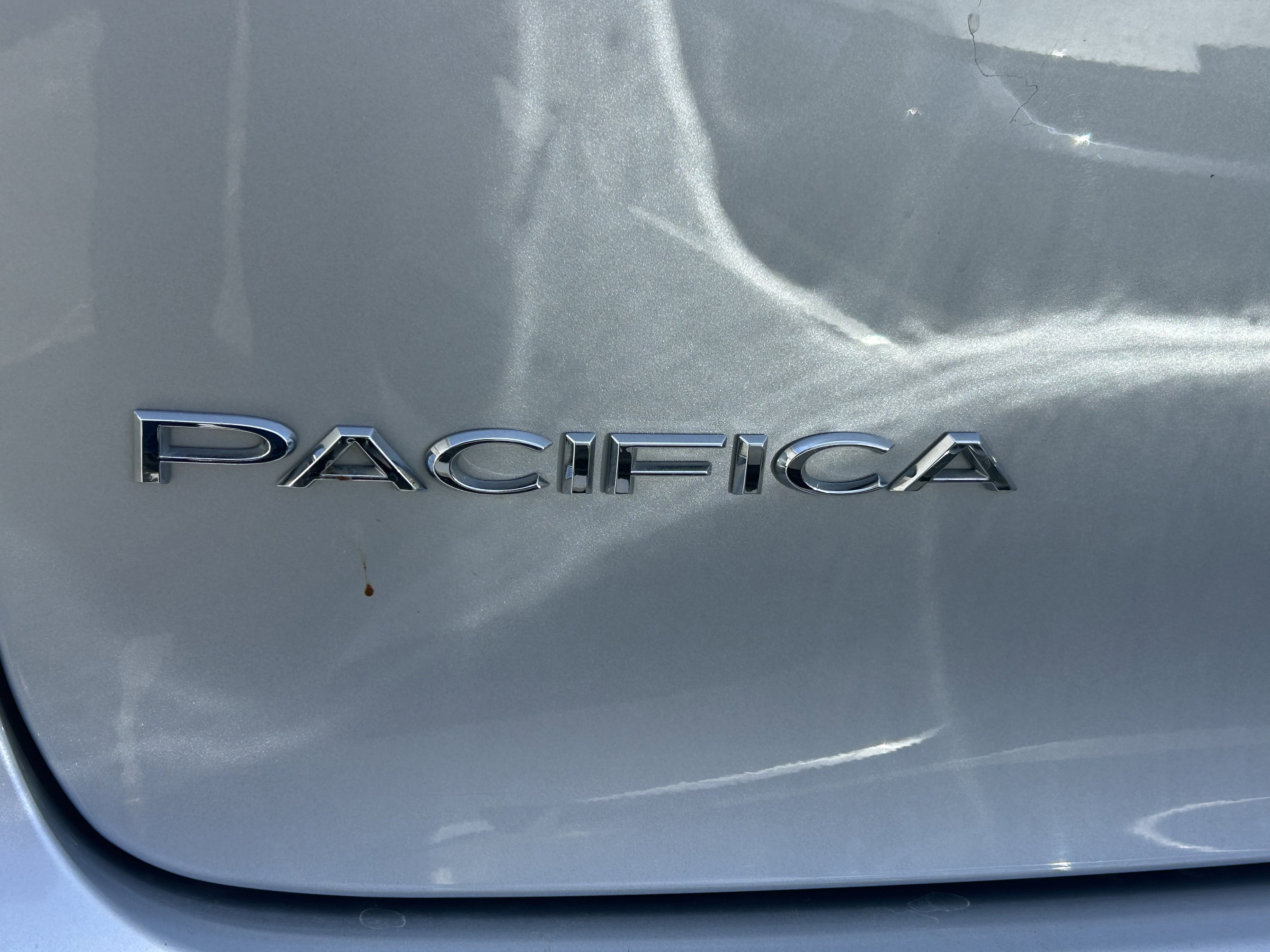 Used 2023 Chrysler Pacifica Touring-L FWD image 3