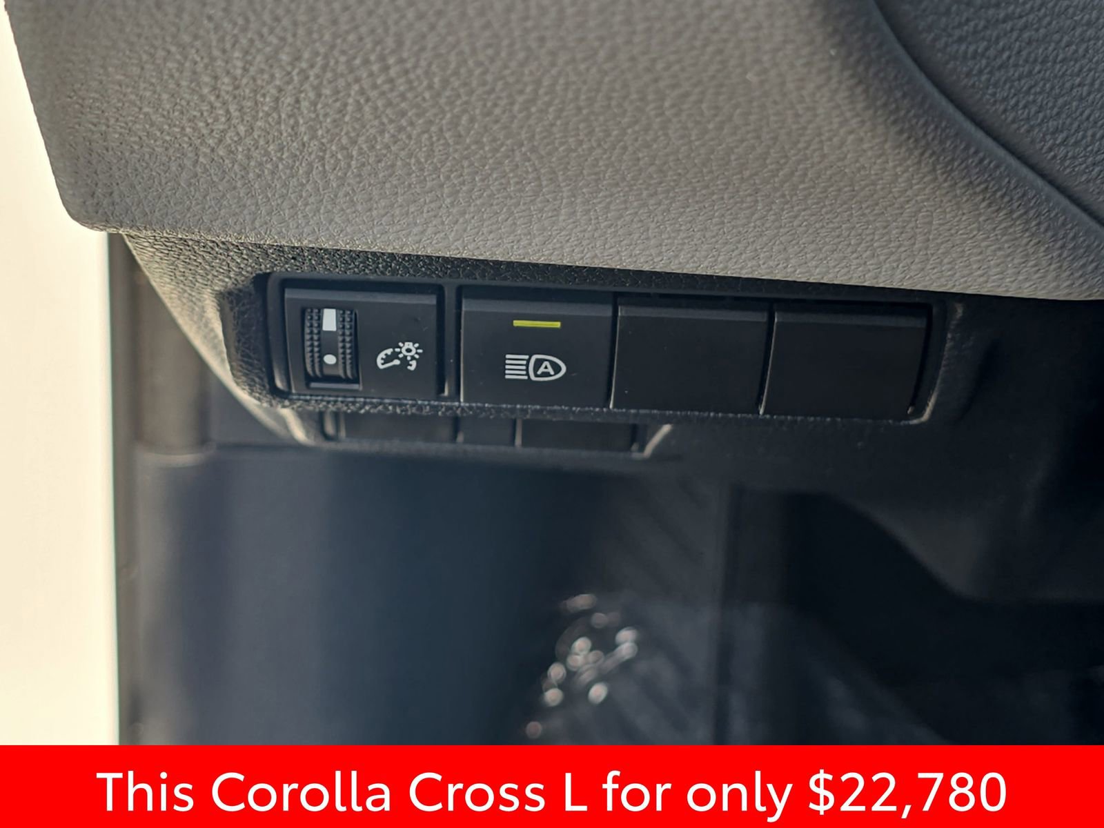 Used 2024 Toyota Corolla Cross L image 32