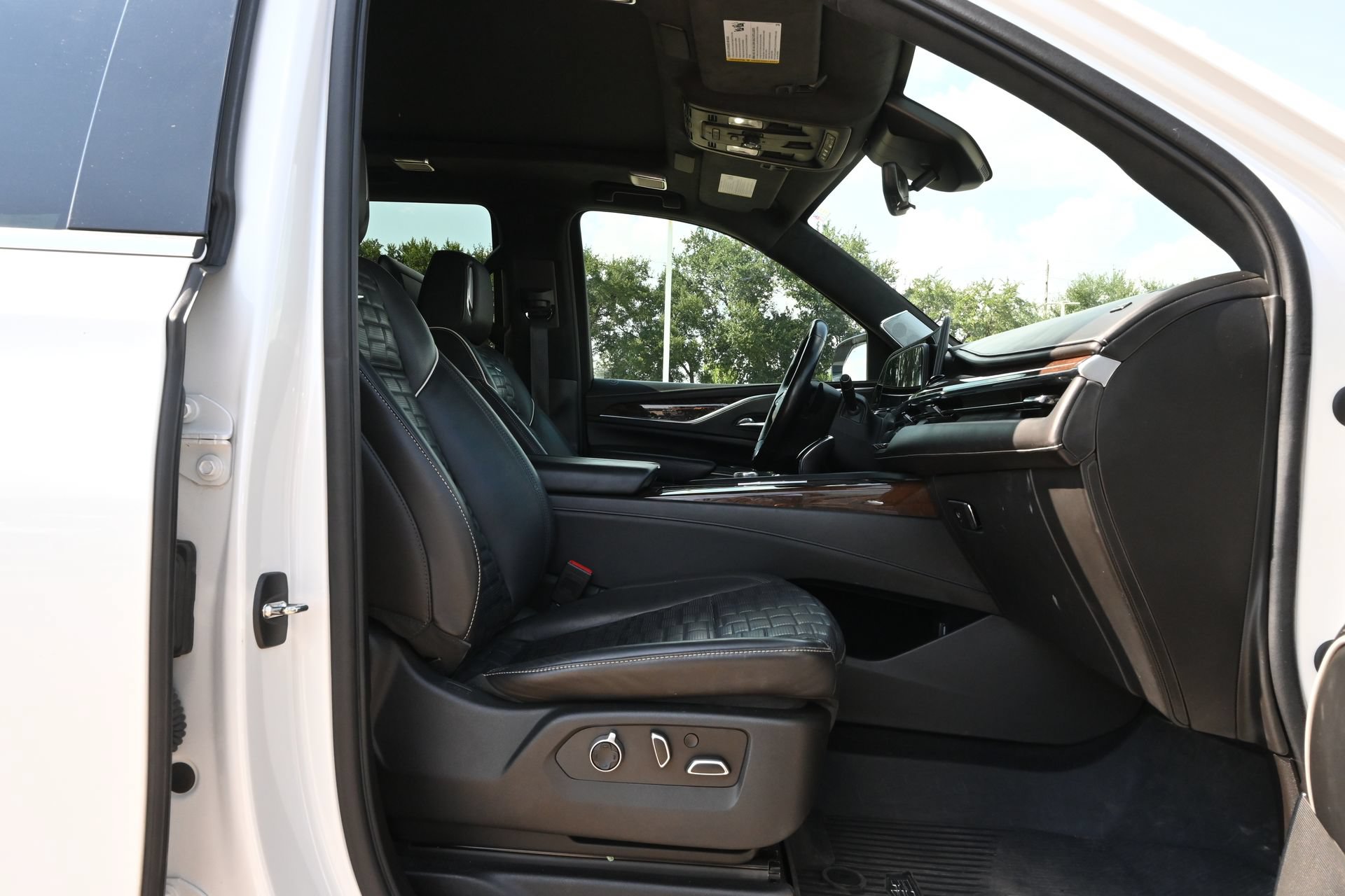 Used 2021 Cadillac Escalade Premium Luxury Platinum AWD/4WD image 26