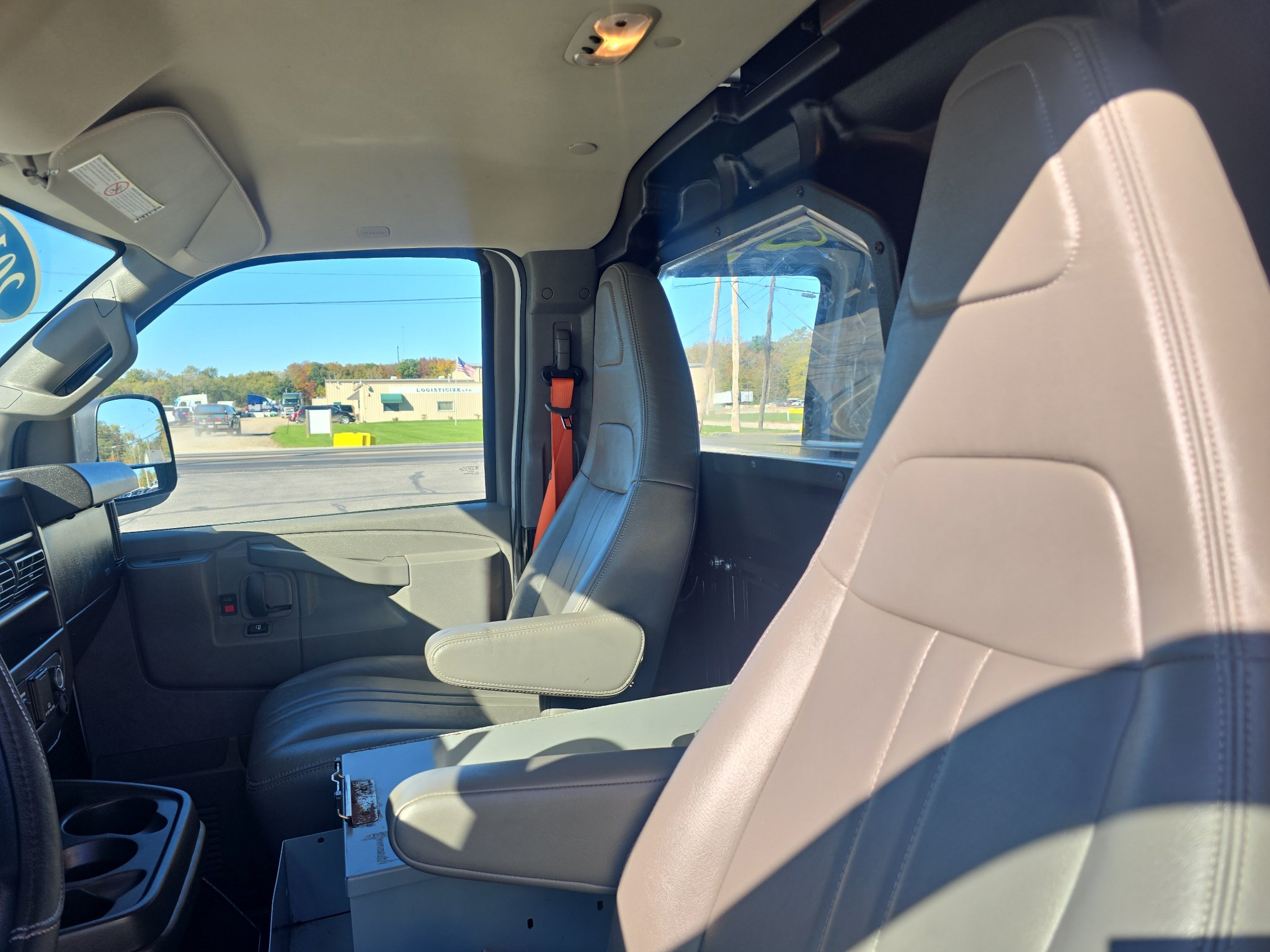 Used 2018 Chevrolet Express 2500 w/ Driver Convenience Package RWD image 6