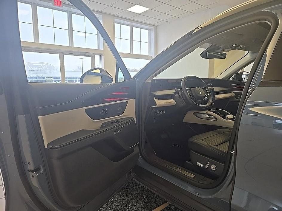 Used 2025 Lincoln Nautilus Reserve image 10