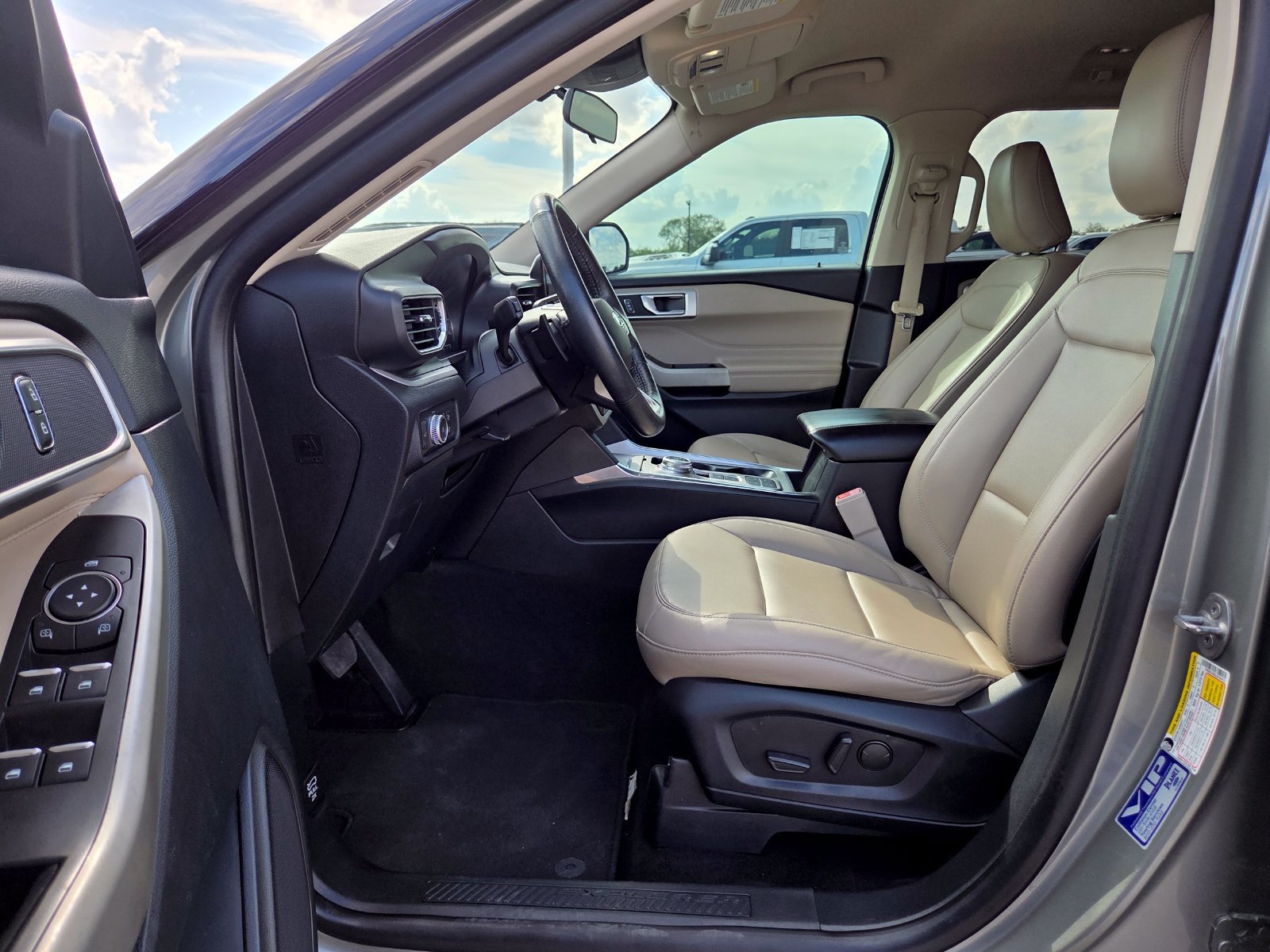 Used 2020 Ford Explorer XLT w/ Equipment Group 202A RWD image 12