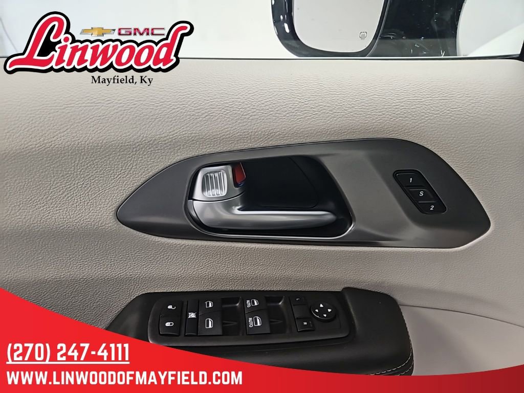 Used 2024 Chrysler Pacifica Touring-L FWD image 15