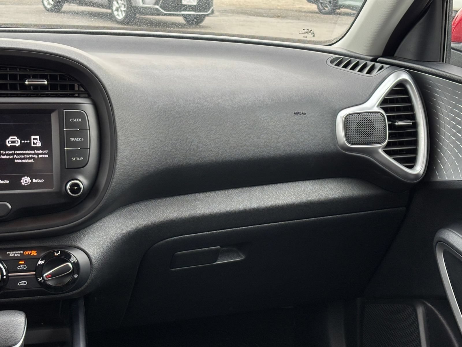 Used 2025 Kia Soul LX w/ LX Technology Package FWD image 32