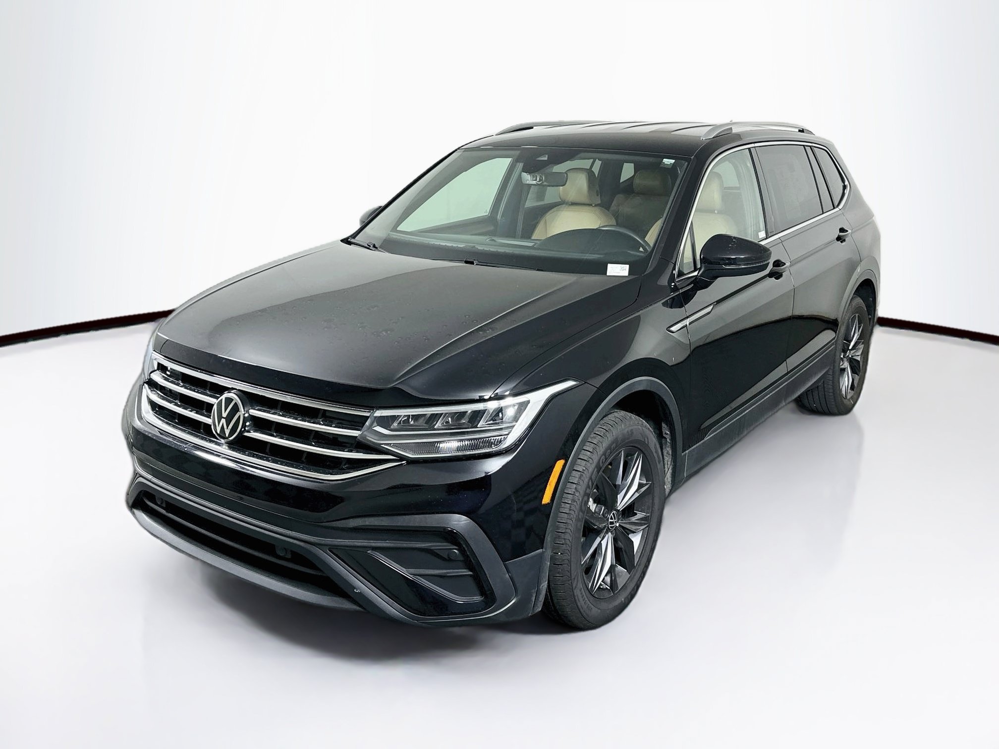 Used 2023 Volkswagen Tiguan SE FWD image 3