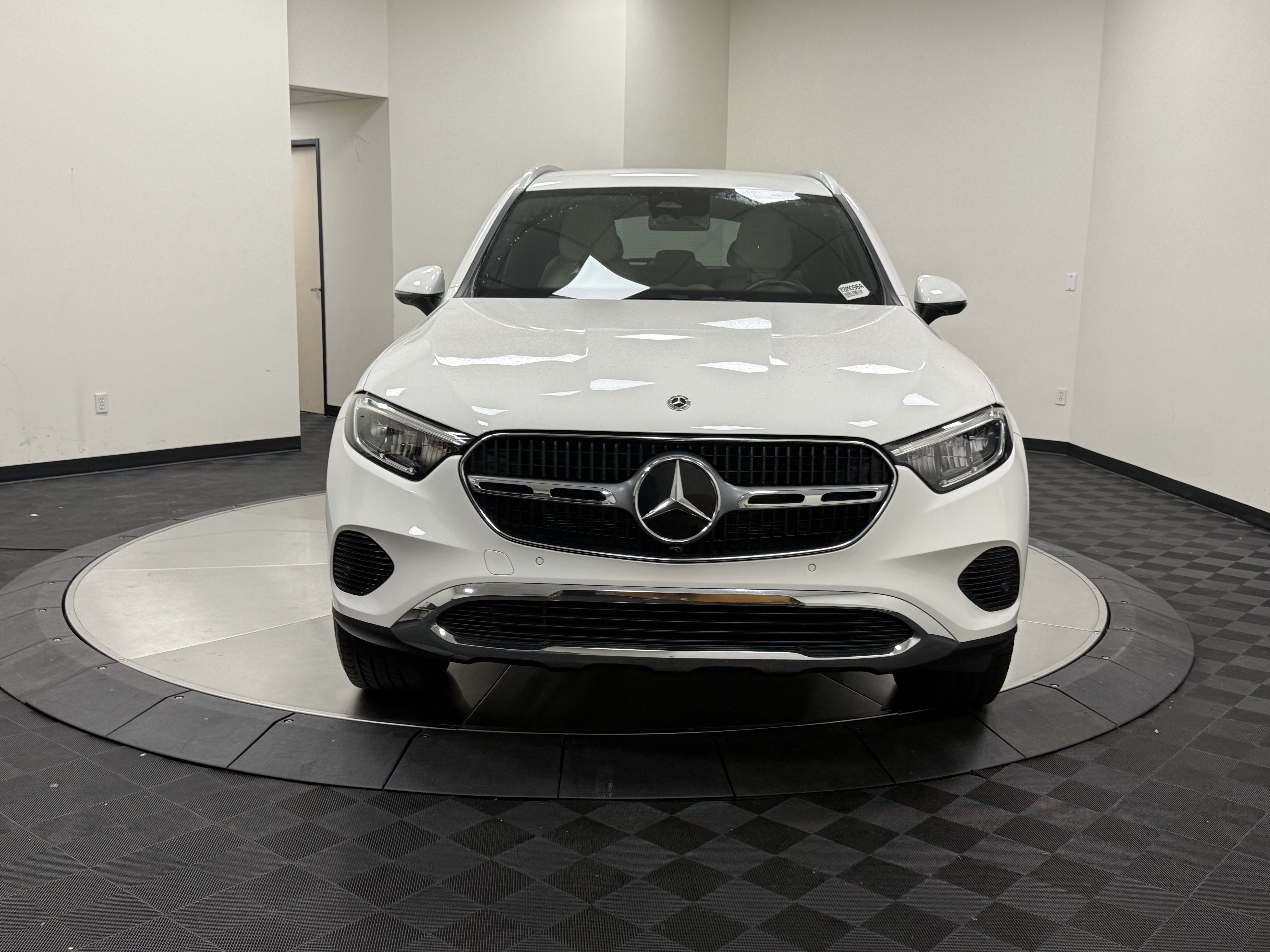 Used 2024 Mercedes-Benz GLC 300 4MATIC image 3
