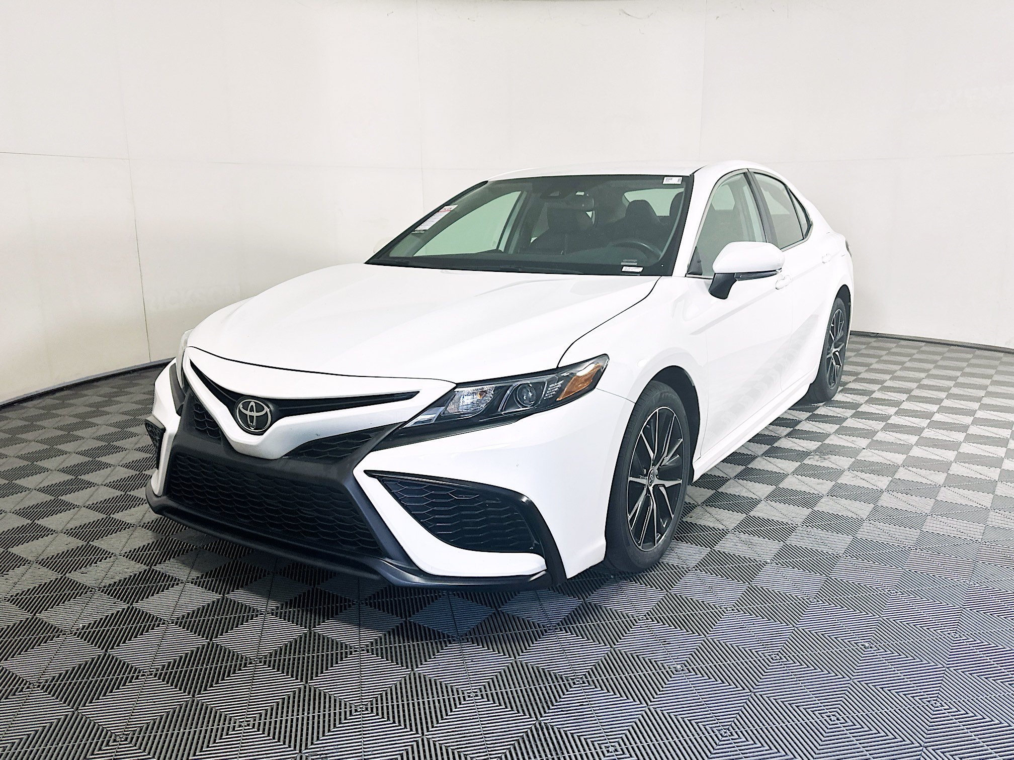Used 2023 Toyota Camry SE w/ Convenience Package FWD image 7