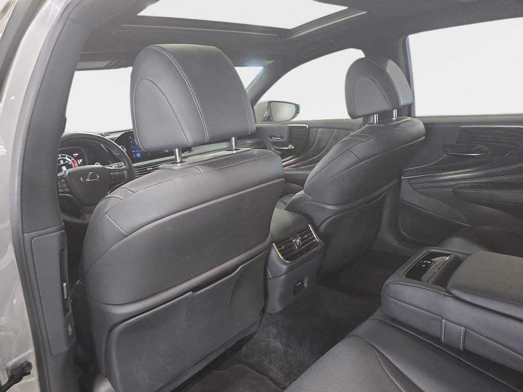 Used 2023 Lexus LS 500 w/ Accessory Package (Z2) RWD image 14