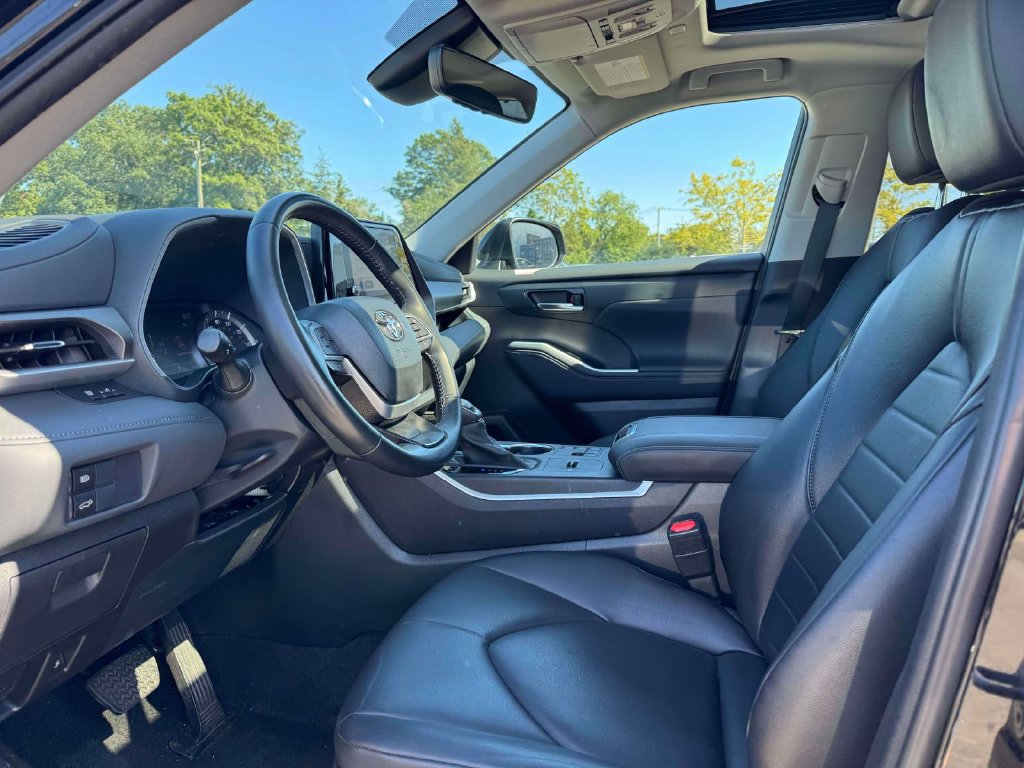 Used 2023 Toyota Highlander XLE AWD/4WD image 15