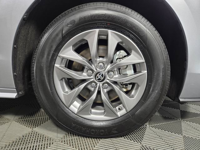 Used 2025 Toyota Sienna LE FWD image 13