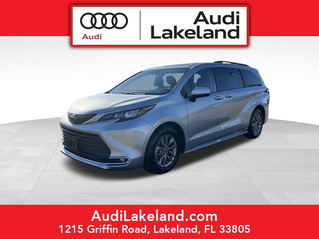 Used 2024 Toyota Sienna XLE image 1