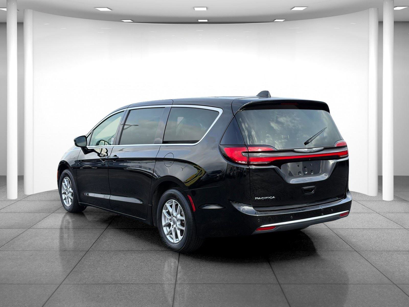 Used 2024 Chrysler Pacifica Touring-L FWD image 5