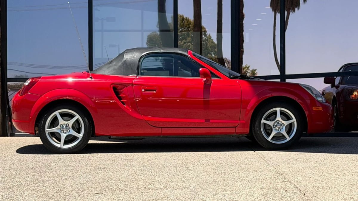 Used 2003 Toyota MR2 RWD image 17