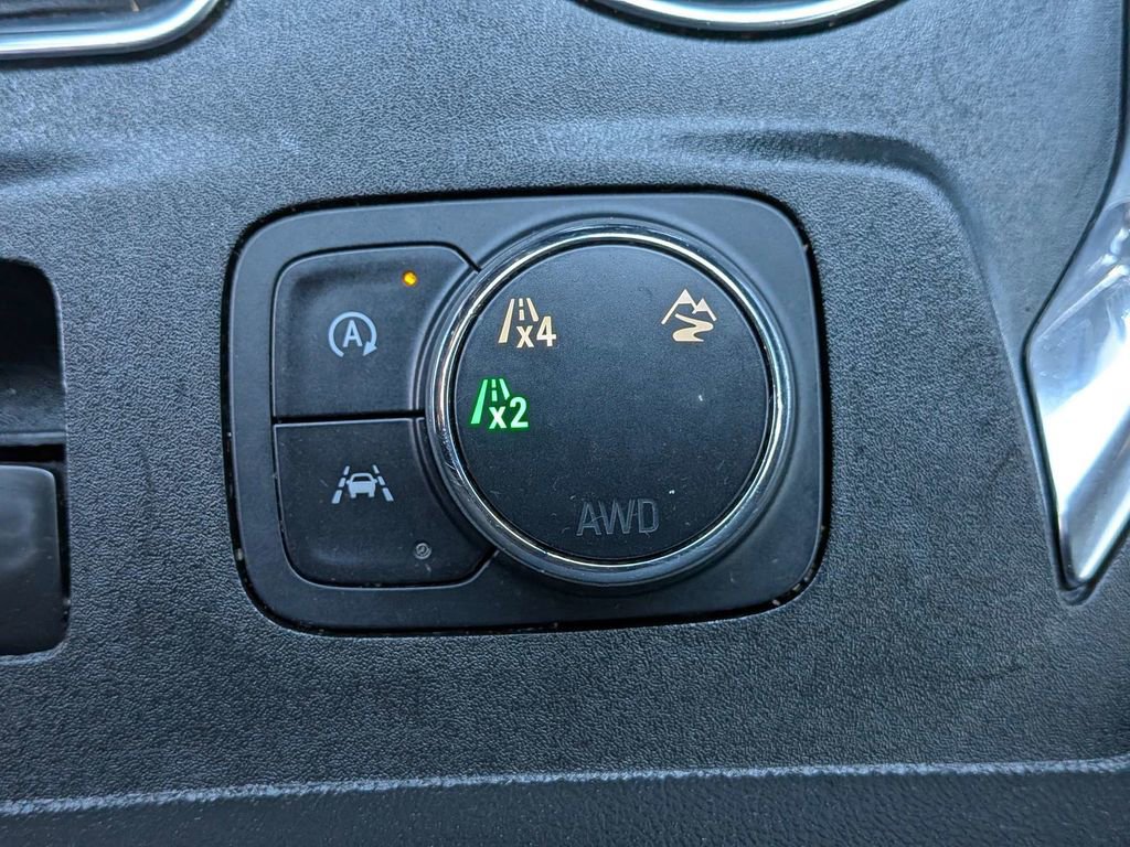 Used 2022 Chevrolet Traverse LT image 23