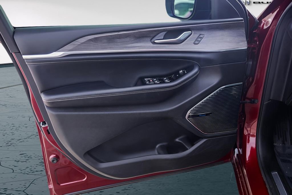 Used 2022 Jeep Grand Cherokee Overland image 27