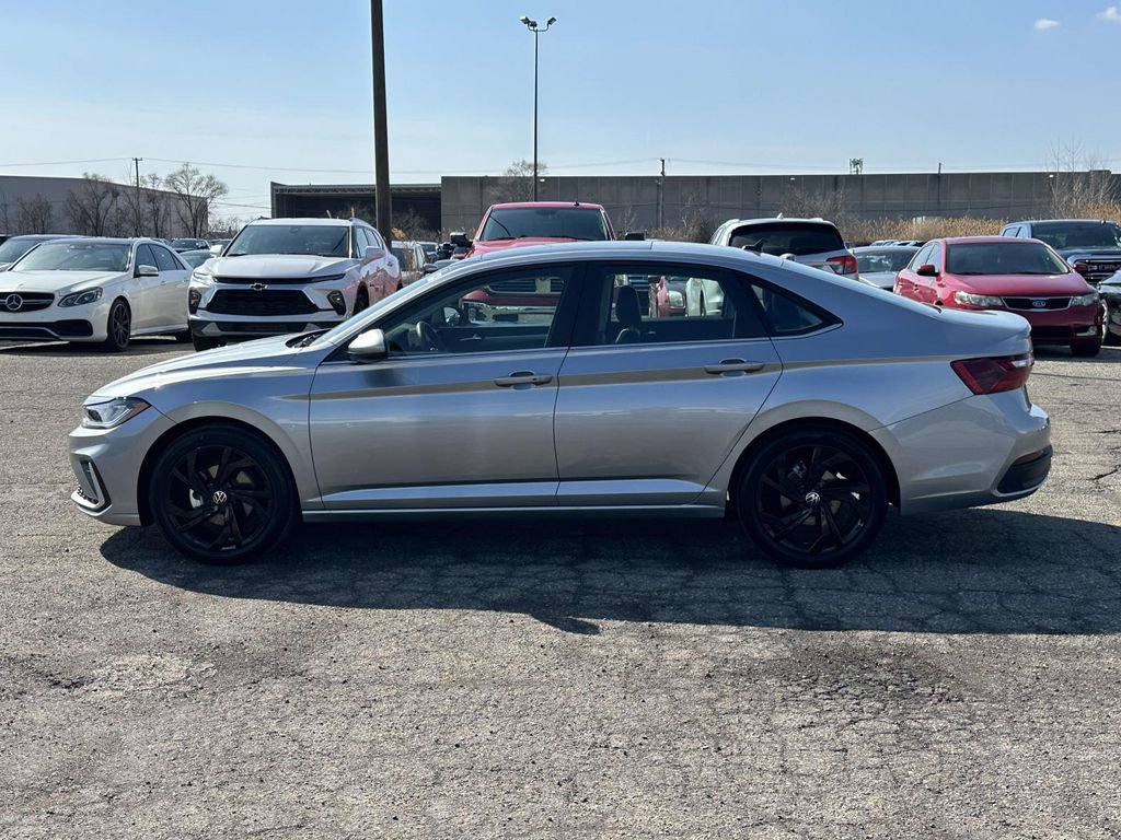 Used 2025 Volkswagen Jetta SE w/ Sunroof Package image 2