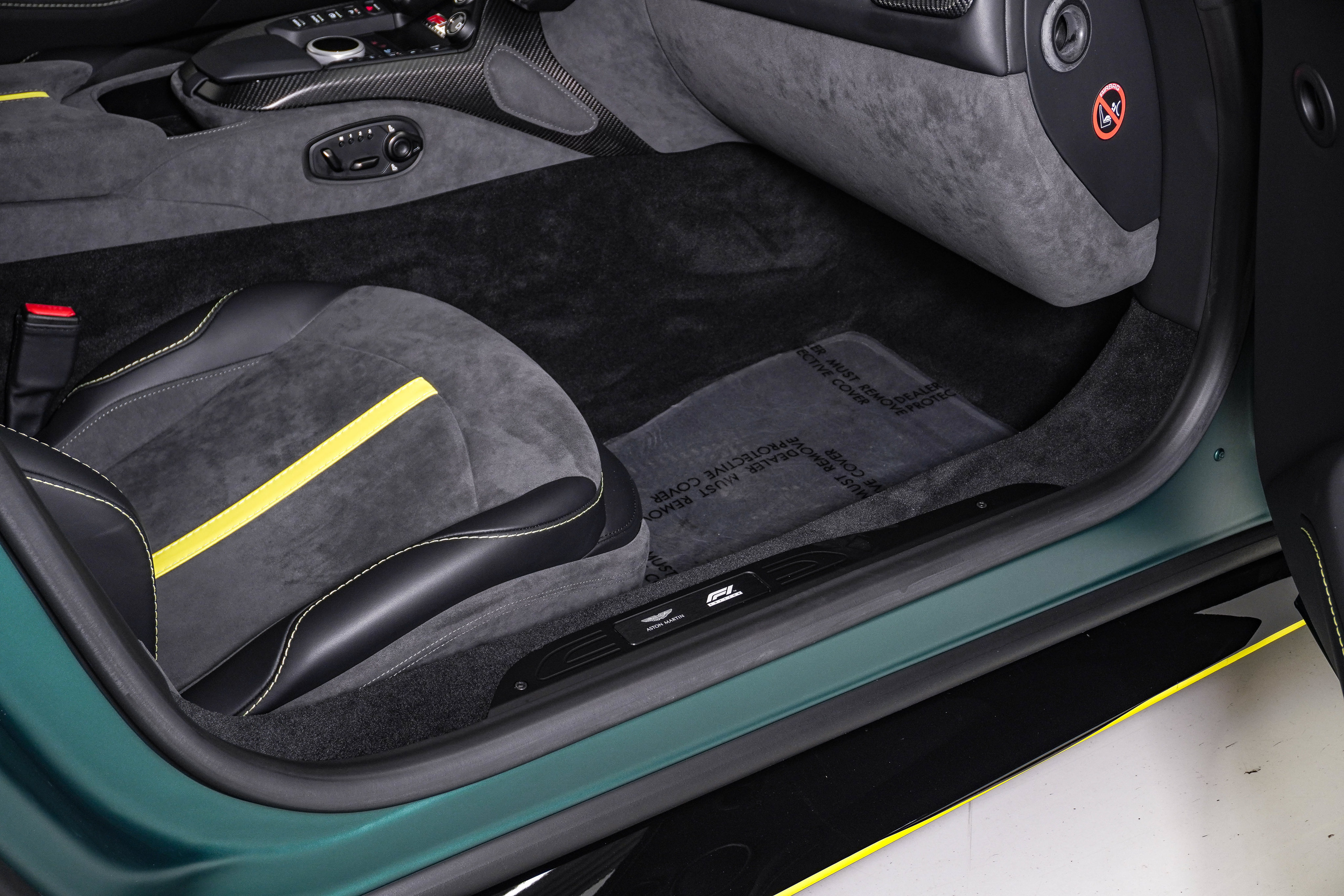 Used 2023 Aston Martin V8 Vantage Coupe RWD image 21
