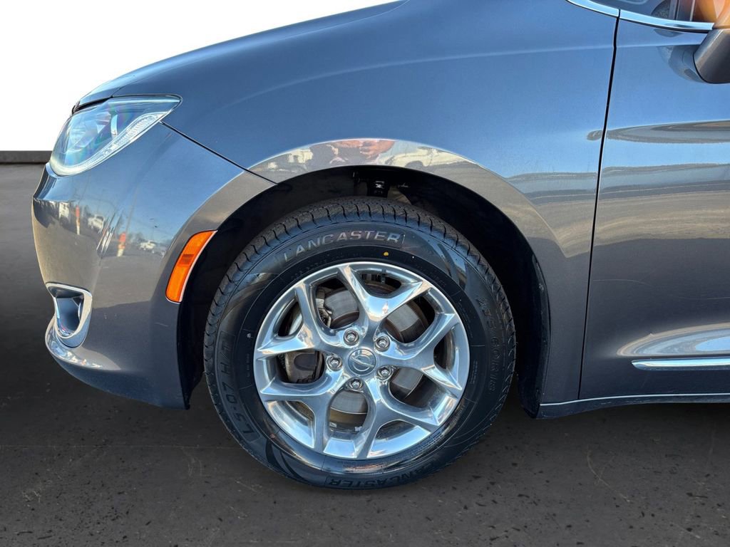 Used 2017 Chrysler Pacifica Limited image 13