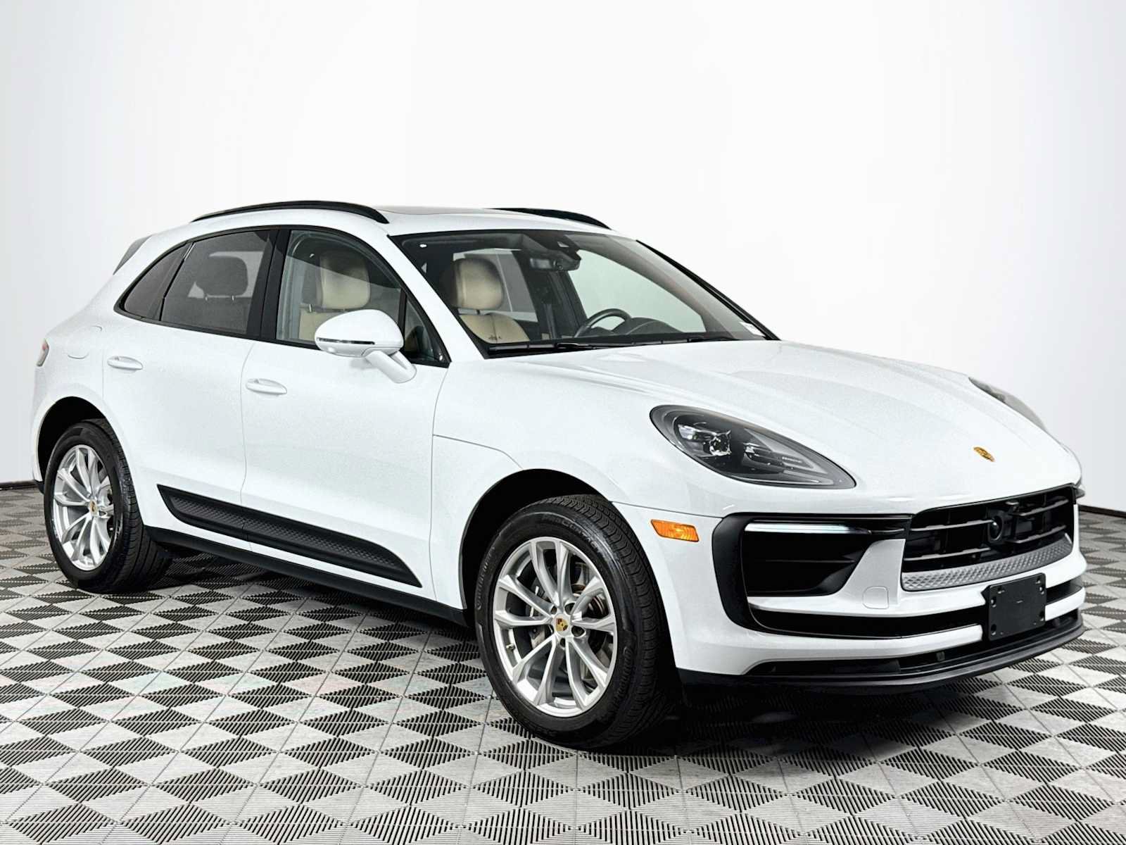 Used 2023 Porsche Macan Turbo AWD/4WD image 3