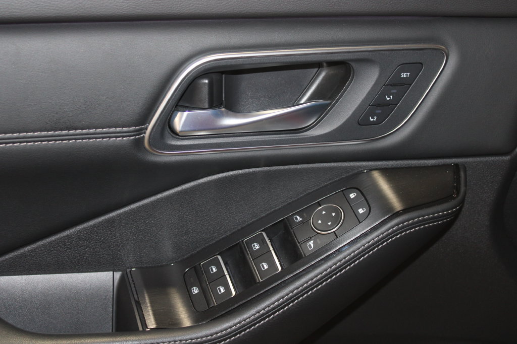 Used 2025 Nissan Rogue Platinum AWD/4WD image 6