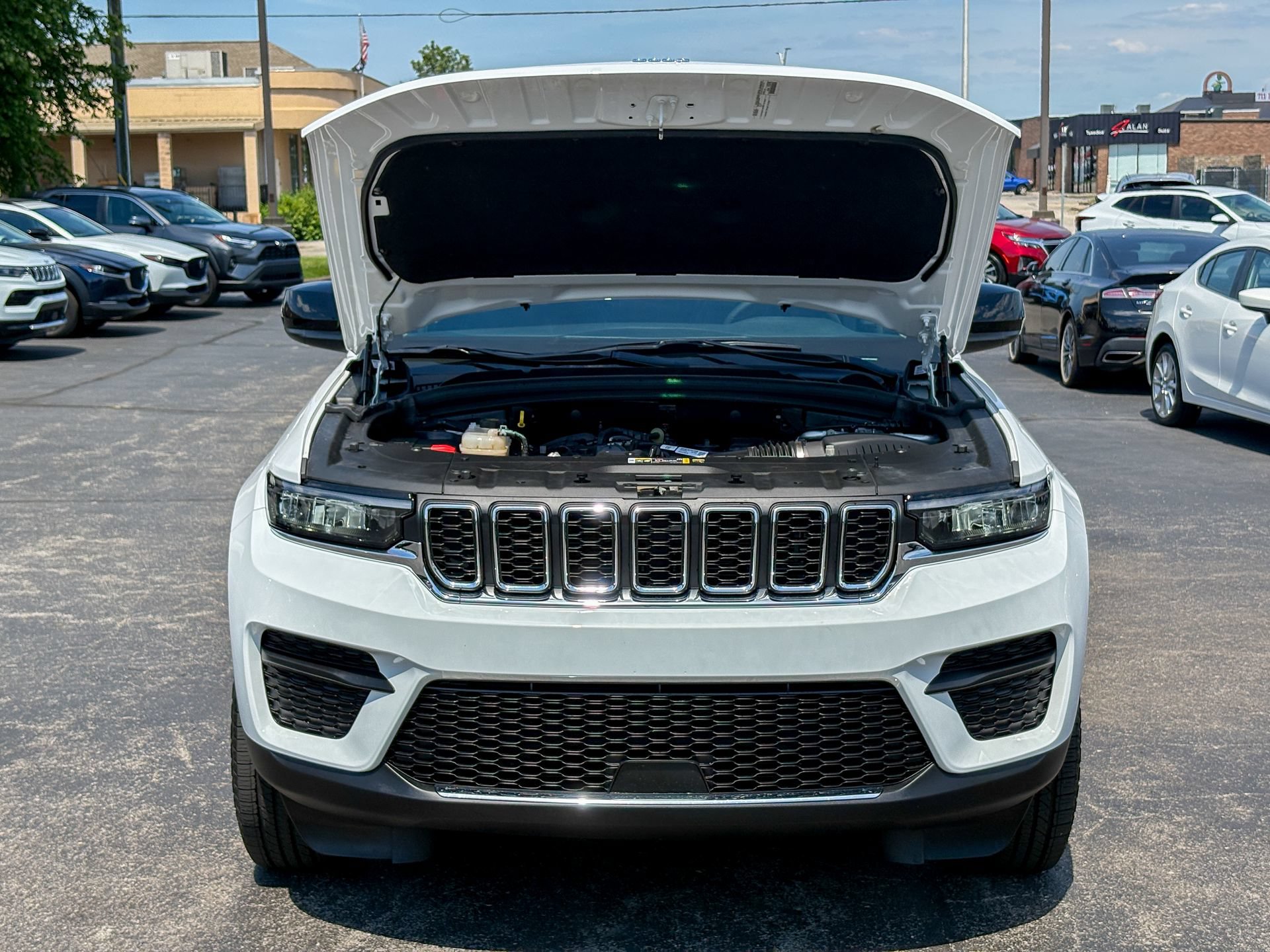 Used 2023 Jeep Grand Cherokee Laredo w/ Luxury Tech Group I AWD/4WD image 36